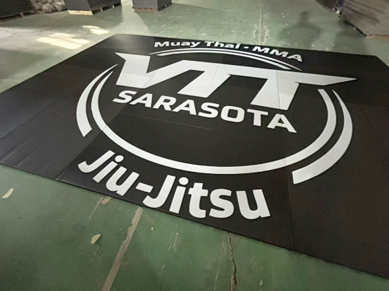 Por que proprietários de academias inteligentes estão trocando tapetes em branco por marcas personalizadas?