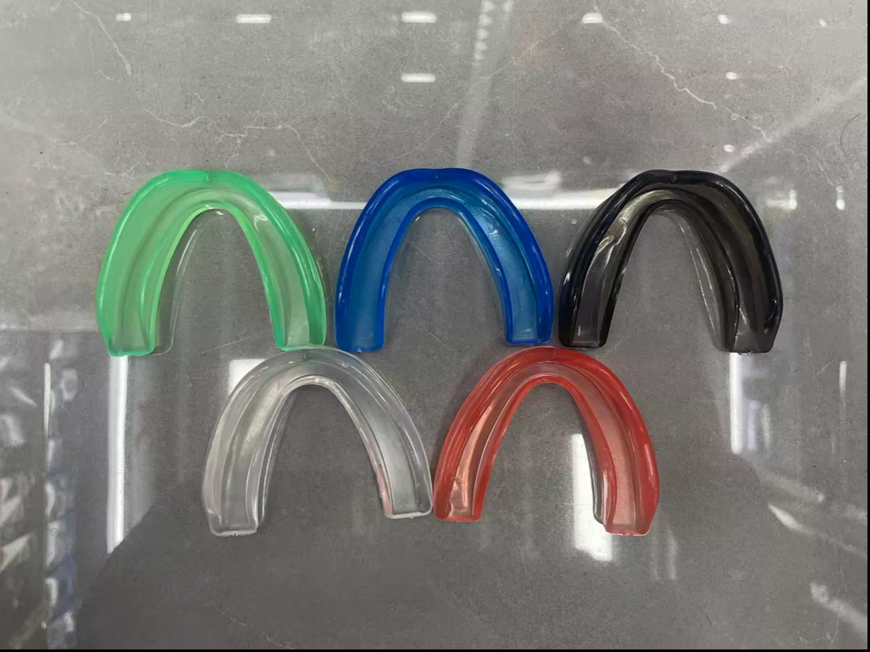 Protetores bucais transparentes de EVA translúcidos versus protetores bucais de silicone opacos – Análise completa do material para compradores de academias de combate