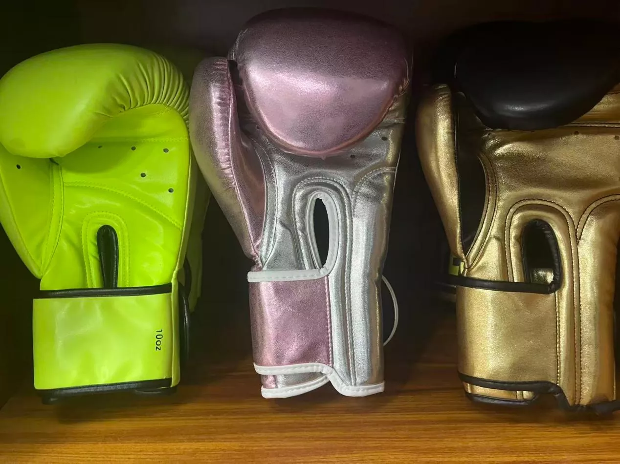 Quais são as principais diferenças entre luvas de boxe e luvas de MMA para treinamento de combate?