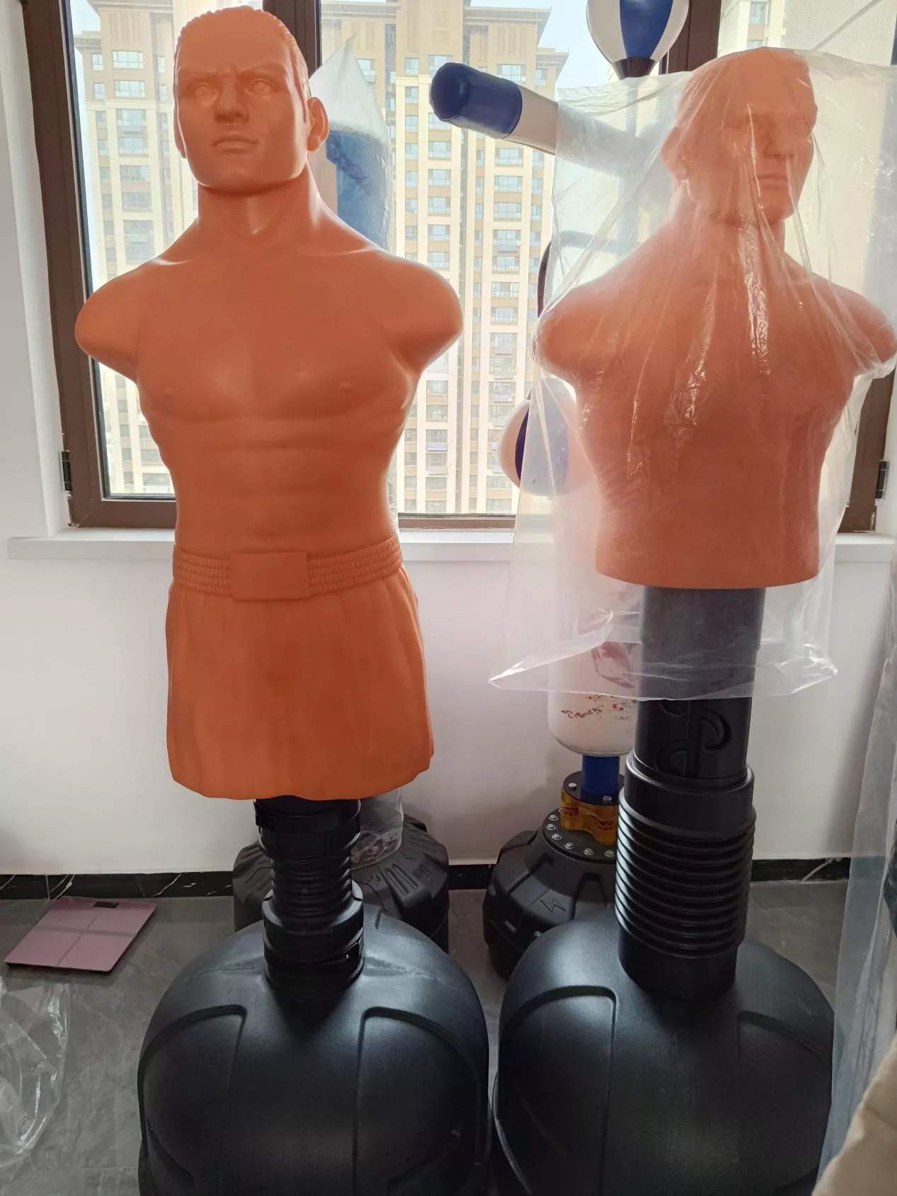Um manequim de boxe em forma humana pode oferecer um treinamento de combate mais realista e completo?