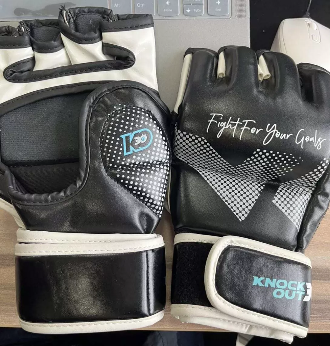 Qual é a diferença entre luvas de MMA de competição estilo UFC e luvas de MMA de treinamento regular?