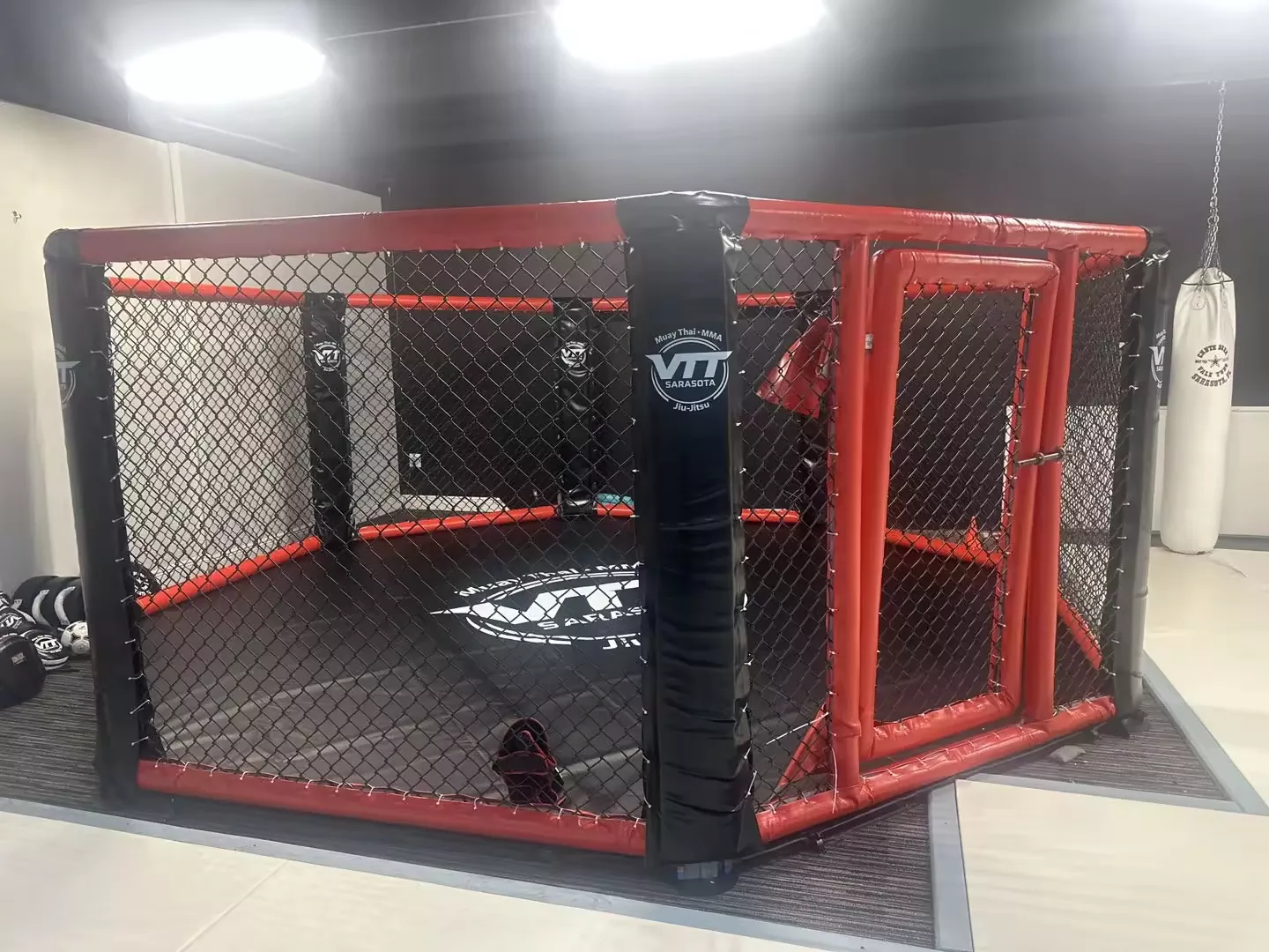 Como um octógono de MMA personalizado pode equilibrar segurança, durabilidade e exibição de marca em um ginásio de combate de alta intensidade?