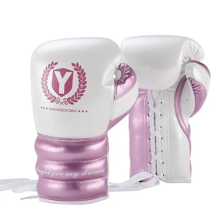 Luvas de boxe atadas